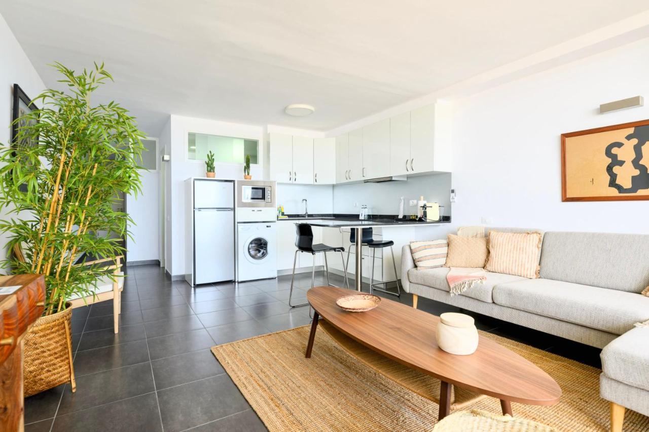 Charming 2 Bedroom Retreat With Beachfront Views San Bartolome Bagian luar foto