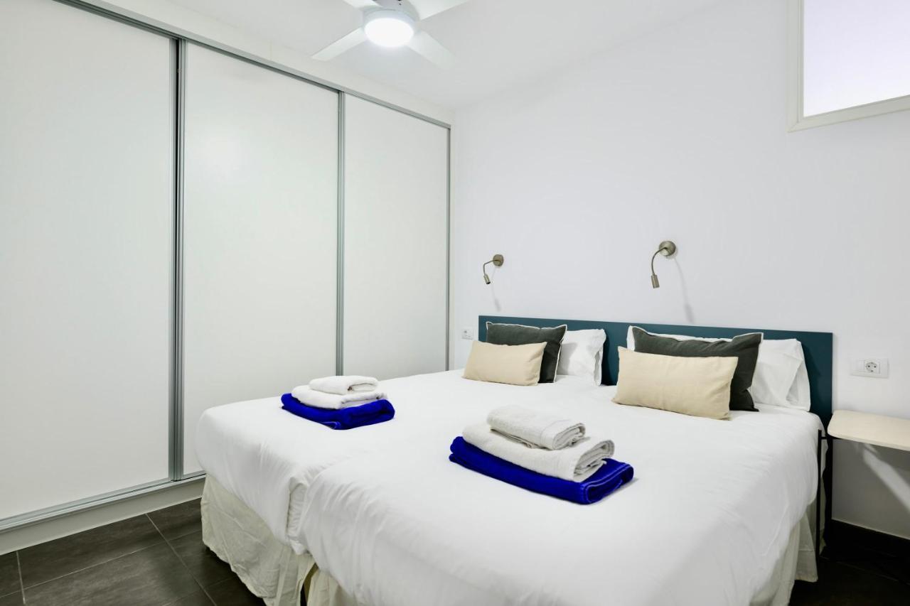 Charming 2 Bedroom Retreat With Beachfront Views San Bartolome Bagian luar foto