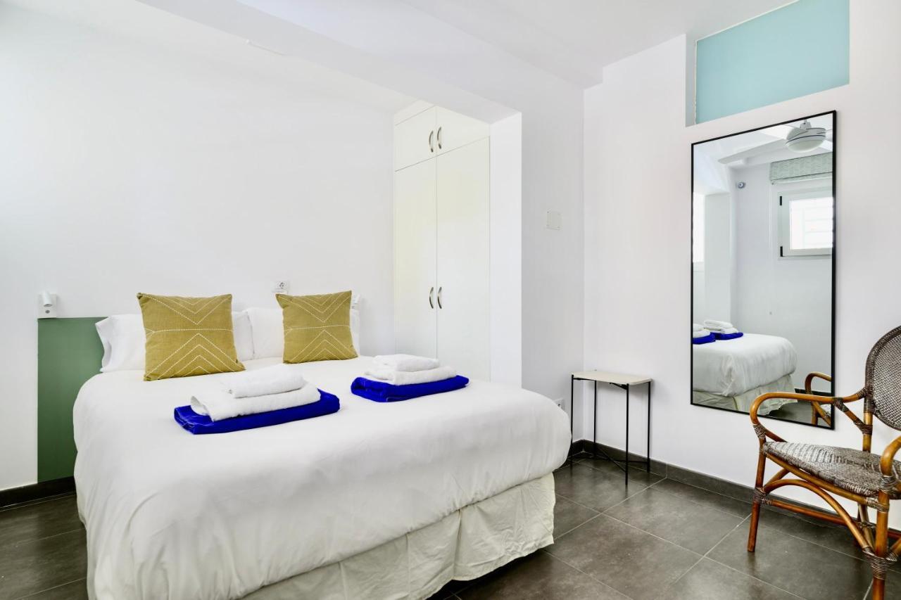 Charming 2 Bedroom Retreat With Beachfront Views San Bartolome Bagian luar foto
