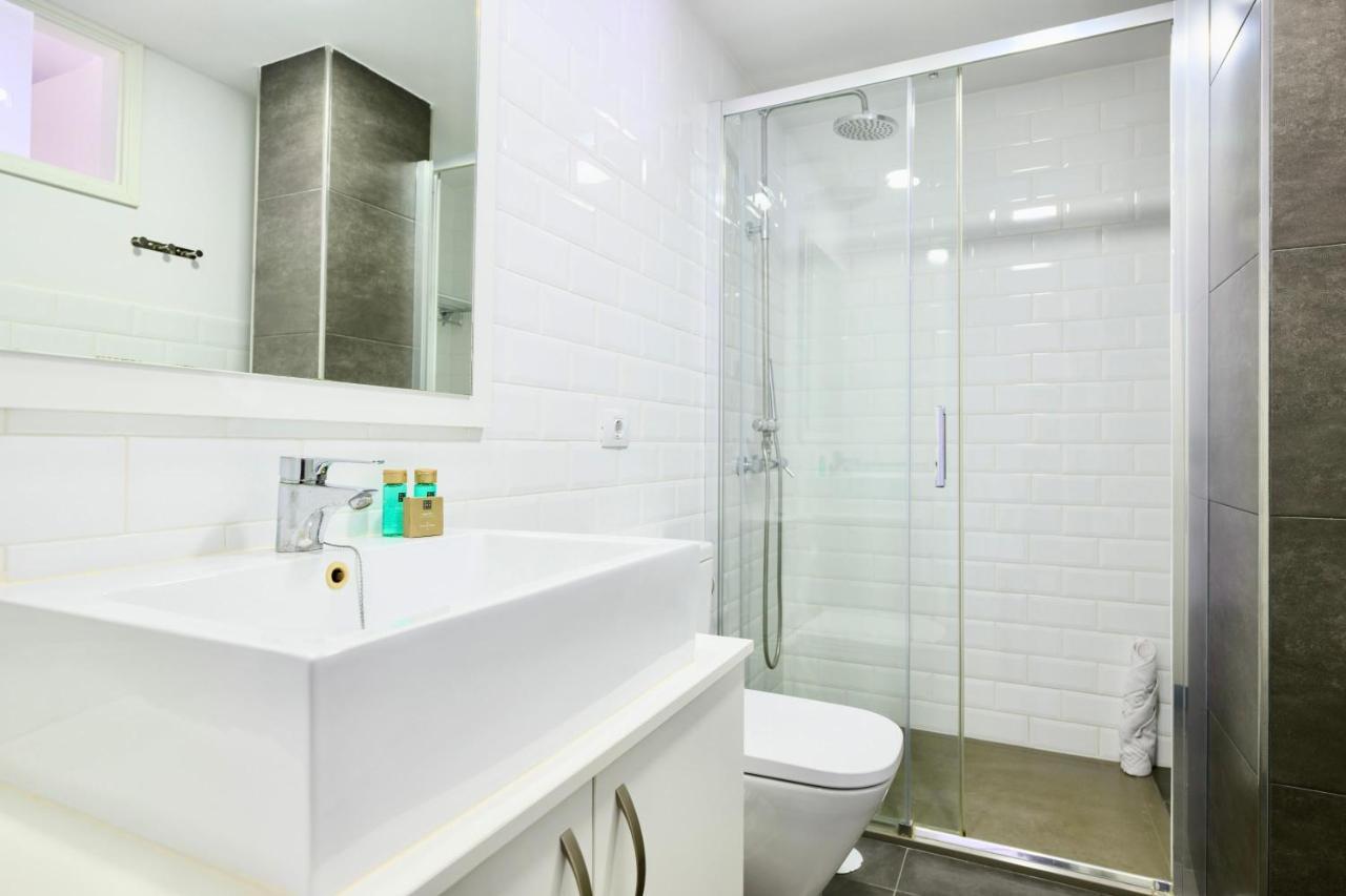 Charming 2 Bedroom Retreat With Beachfront Views San Bartolome Bagian luar foto