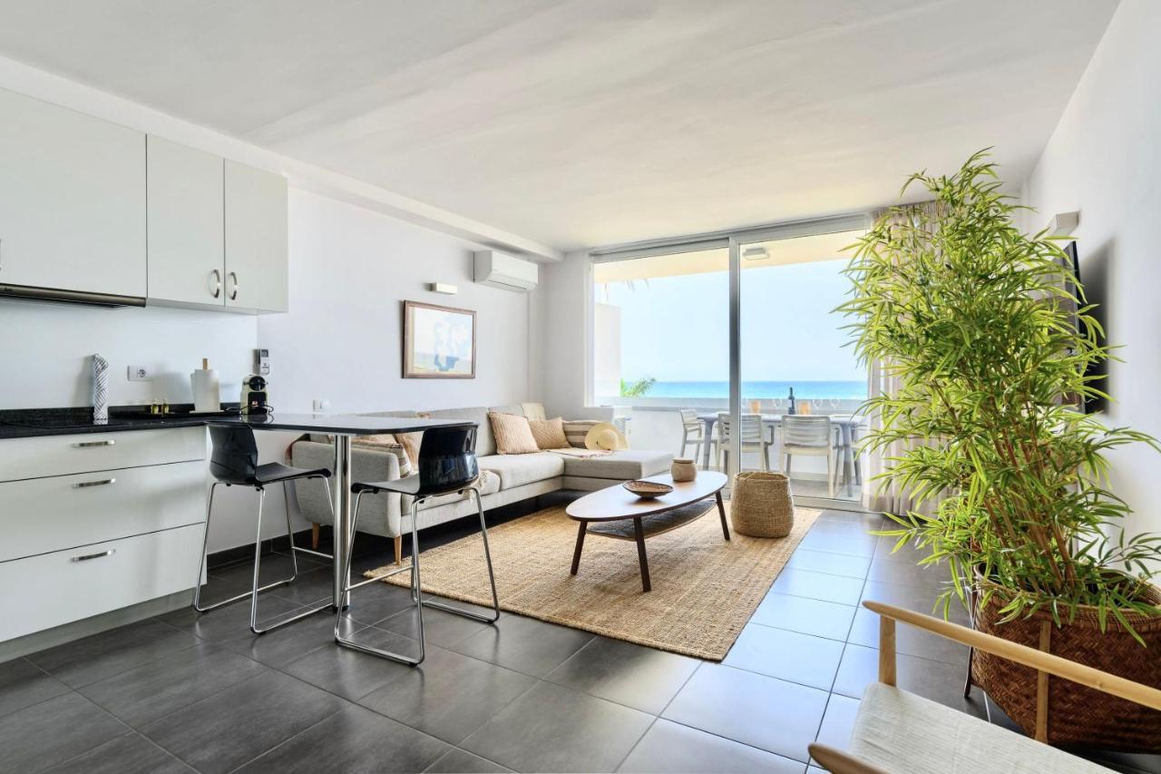 Charming 2 Bedroom Retreat With Beachfront Views San Bartolome Bagian luar foto