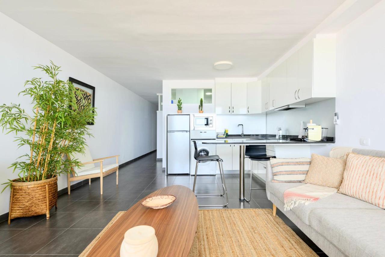 Charming 2 Bedroom Retreat With Beachfront Views San Bartolome Bagian luar foto