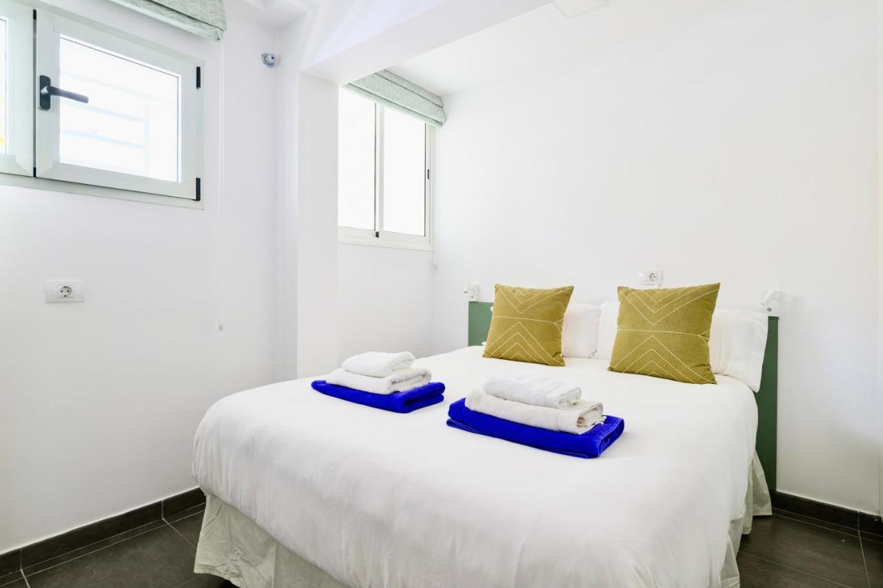 Charming 2 Bedroom Retreat With Beachfront Views San Bartolome Bagian luar foto